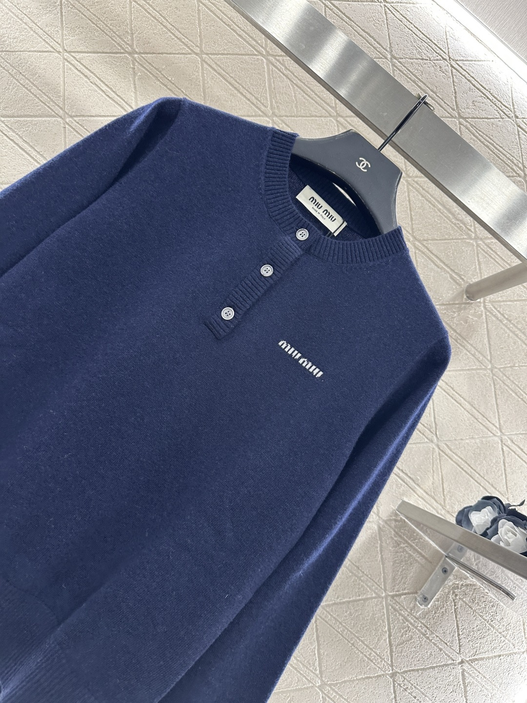 ♥Miumi*♥2025新品上架 纽扣半开襟针织长袖定制YB羊毛纱线织造，质感高级，舒适柔软，圆领针织长