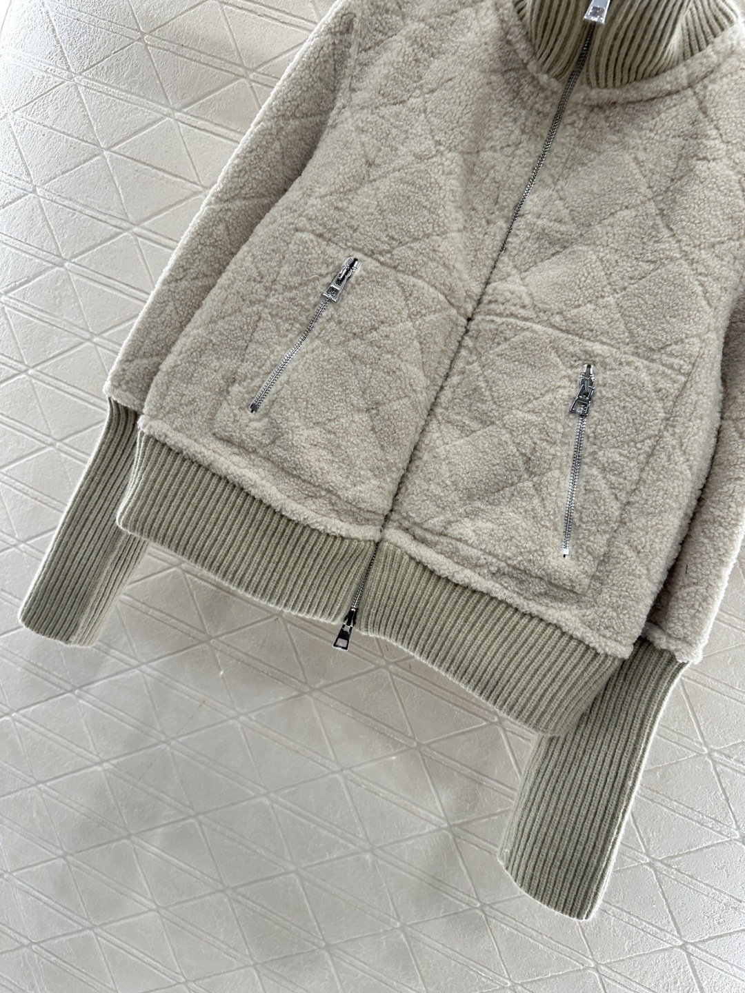 ♥Dio*♥2025新品上架 两面穿羊羔毛夹克外套定制YB进口材质，质感细腻，穿搭舒适，立领拉链夹克外套