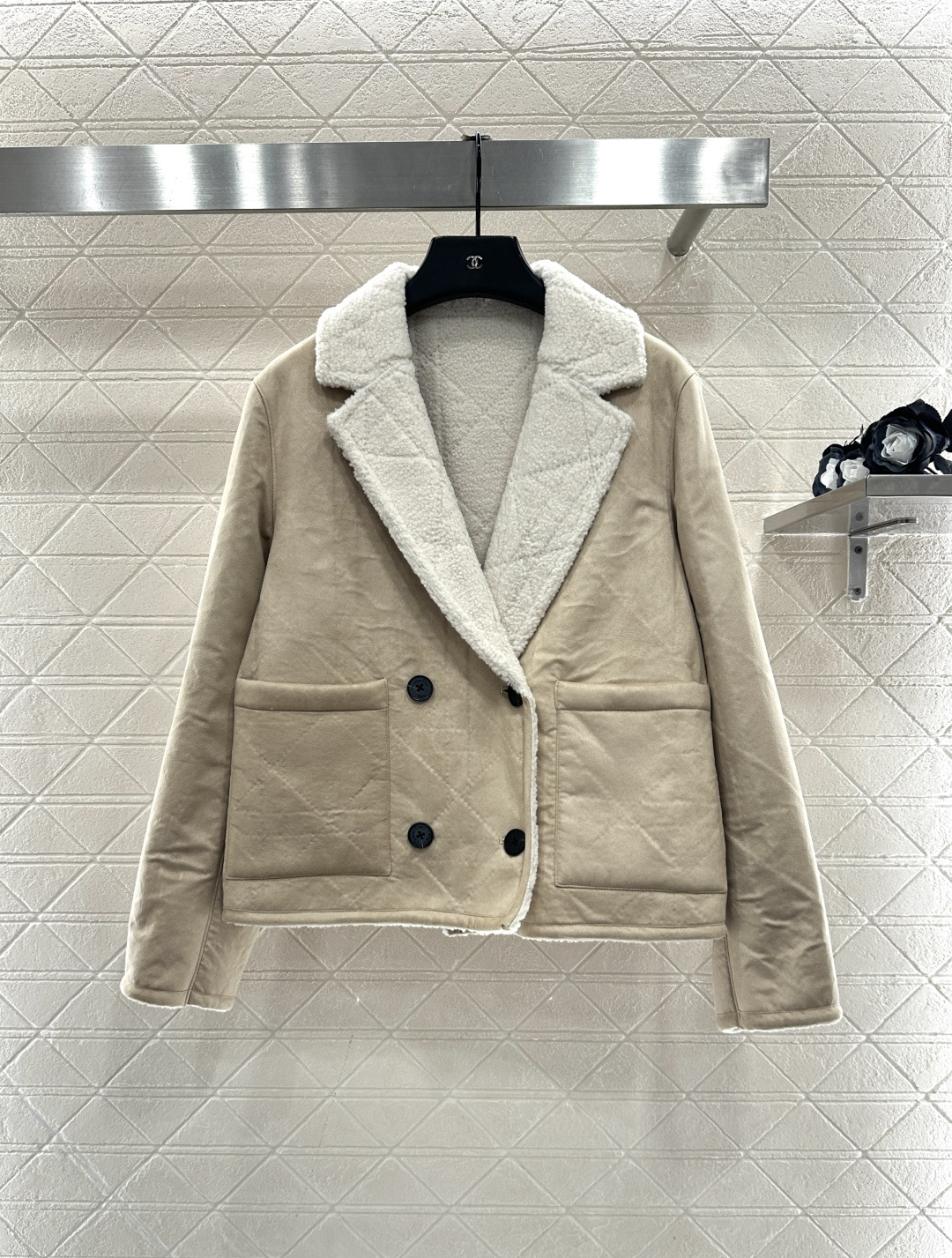 ♥Dio*♥2025新品上架 两面穿羊羔毛外套定制YB进口材质，质感细腻，穿搭舒适，直筒枪驳翻领外套，两