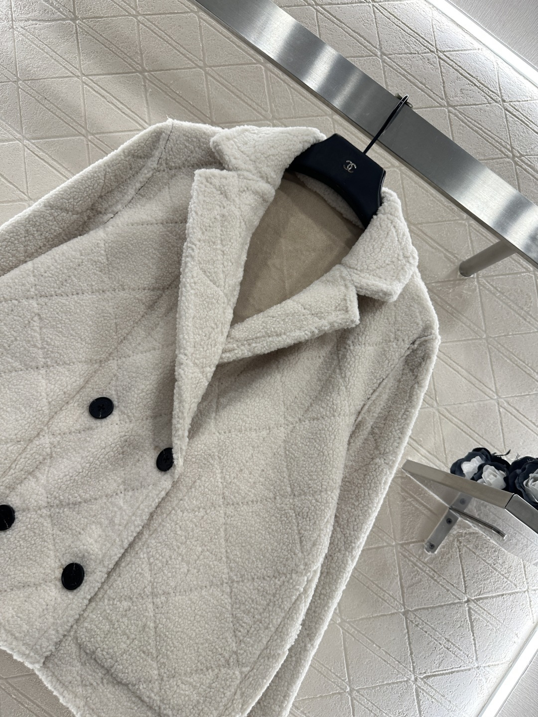 ♥Dio*♥2025新品上架 两面穿羊羔毛外套定制YB进口材质，质感细腻，穿搭舒适，直筒枪驳翻领外套，两