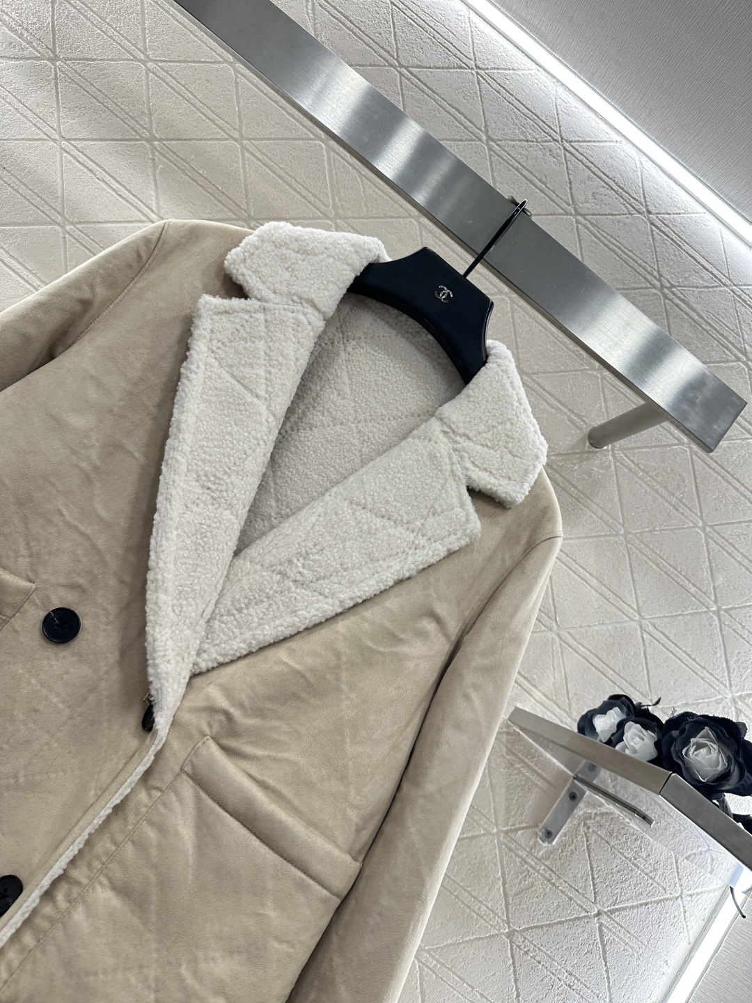 ♥Dio*♥2025新品上架 两面穿羊羔毛外套定制YB进口材质，质感细腻，穿搭舒适，直筒枪驳翻领外套，两