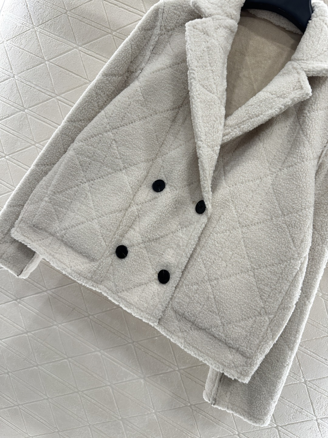 ♥Dio*♥2025新品上架 两面穿羊羔毛外套定制YB进口材质，质感细腻，穿搭舒适，直筒枪驳翻领外套，两