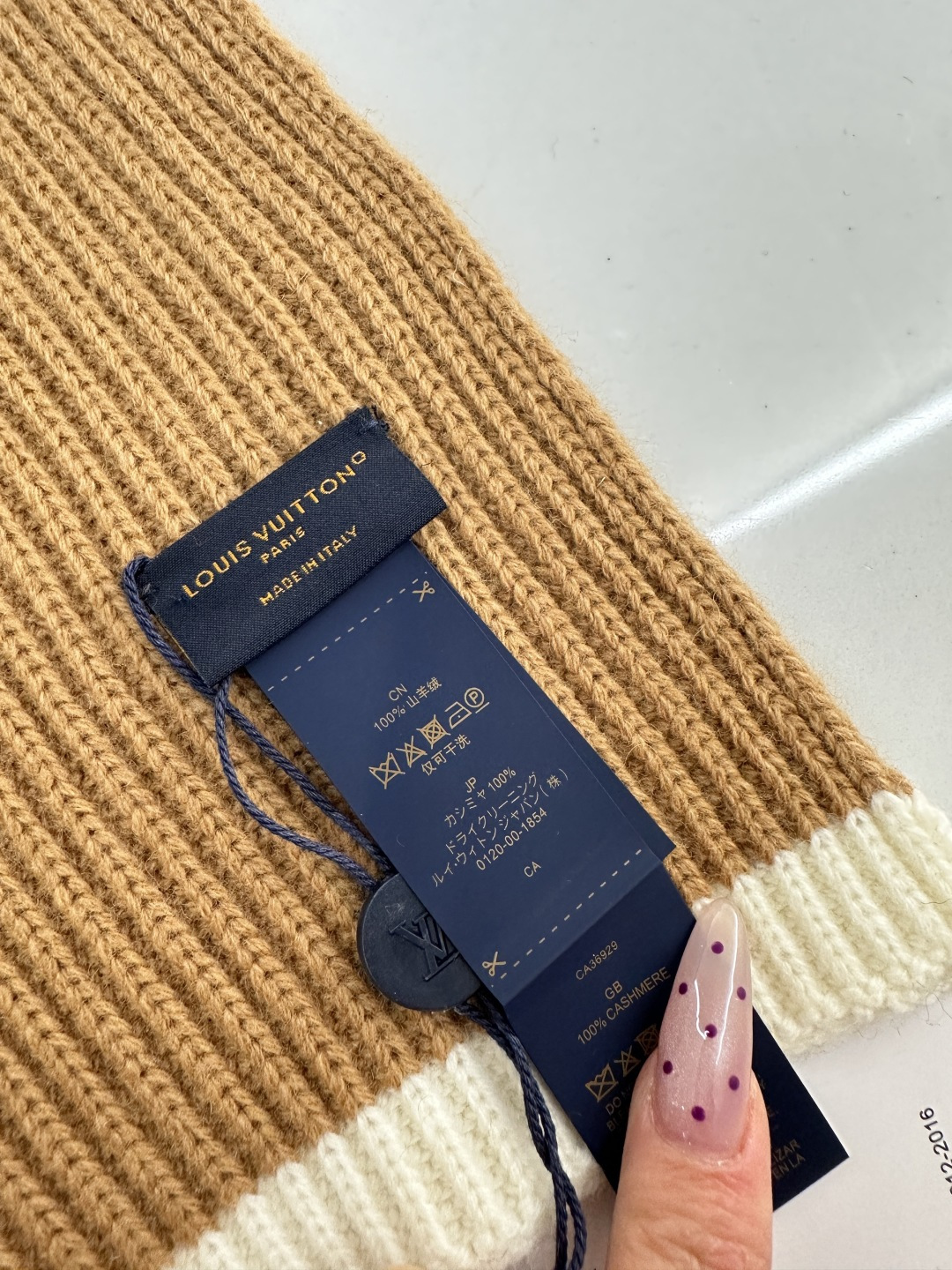 ♥Louis vuitto*♥2025新品上架 字母徽标羊绒围巾定制YB羊绒材质，亲肤柔软，保暖舒适，素