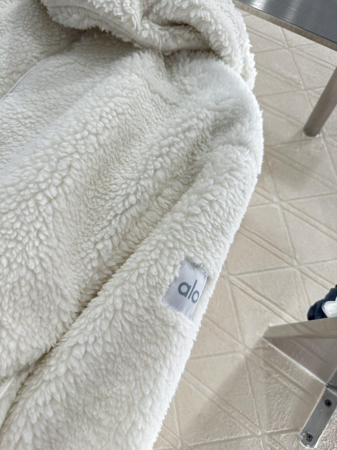 ♥Alo*♥2025新品上架 羊羔毛滑雪外套外套定制YB进口羊羔毛材质，颗粒毛绒肌理，舒适保暖，连帽外套