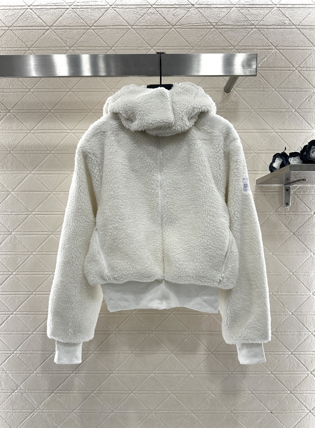 ♥Alo*♥2025新品上架 羊羔毛滑雪外套外套定制YB进口羊羔毛材质，颗粒毛绒肌理，舒适保暖，连帽外套