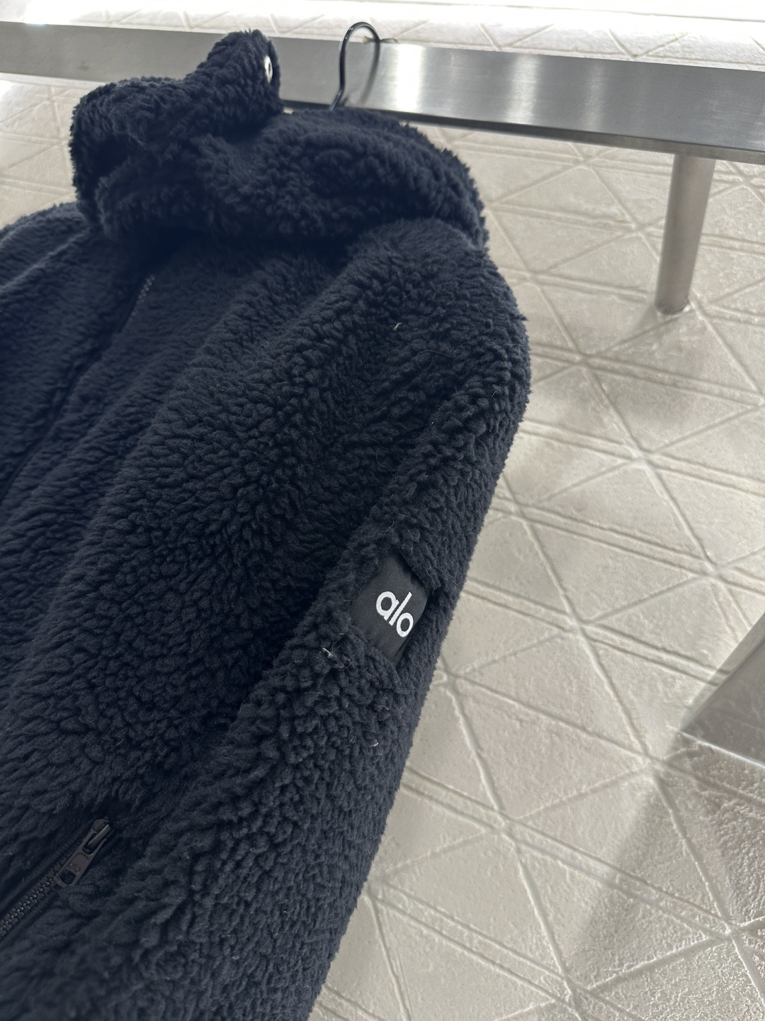 ♥Alo*♥2025新品上架 羊羔毛滑雪外套外套定制YB进口羊羔毛材质，颗粒毛绒肌理，舒适保暖，连帽外套
