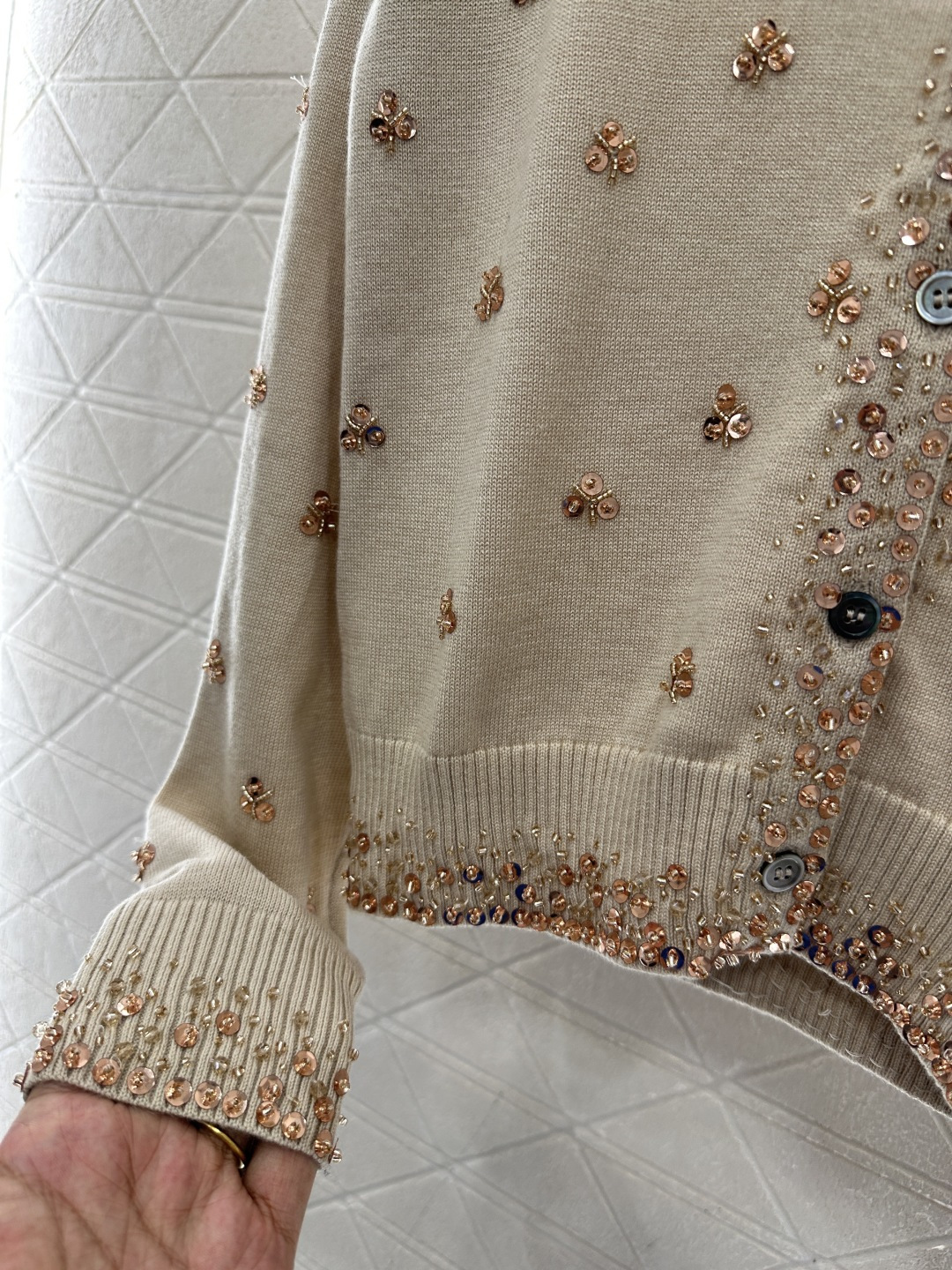 ♥Miumi*♥2025新品上架 亮片钉珠针织开衫定制YB羊绒纱线织造，密度细针织造，清晰毛感肌理，舒适