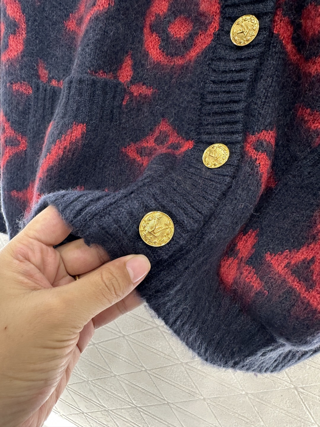 ♥Louis Vuitto*♥2025新品上架 V领提花针织开衫定制YB羊毛纱线织造，质感细腻，穿搭舒适