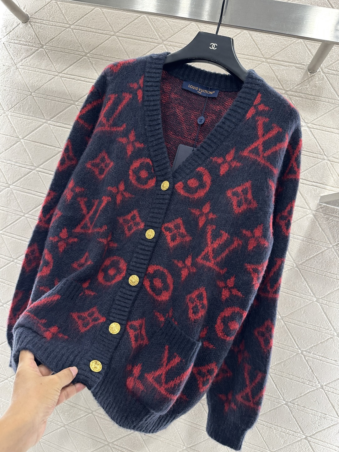 ♥Louis Vuitto*♥2025新品上架 V领提花针织开衫定制YB羊毛纱线织造，质感细腻，穿搭舒适