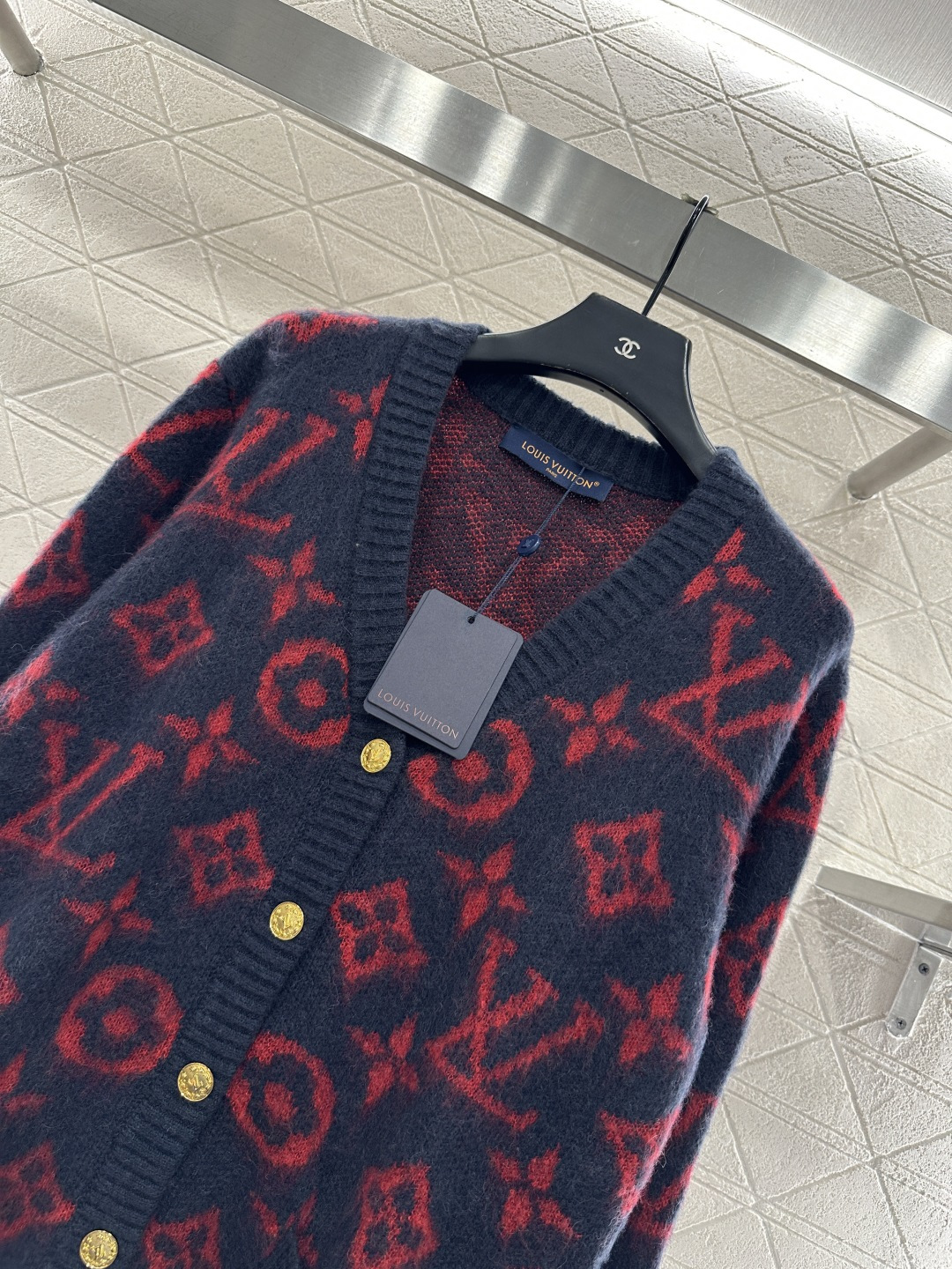 ♥Louis Vuitto*♥2025新品上架 V领提花针织开衫定制YB羊毛纱线织造，质感细腻，穿搭舒适