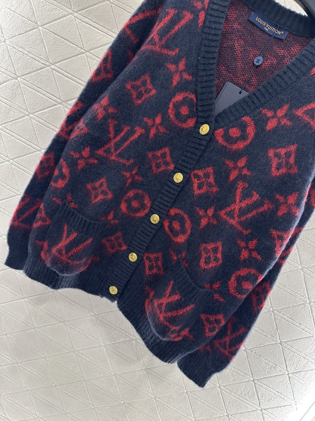 ♥Louis Vuitto*♥2025新品上架 V领提花针织开衫定制YB羊毛纱线织造，质感细腻，穿搭舒适