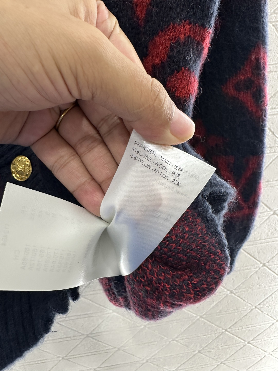 ♥Louis Vuitto*♥2025新品上架 V领提花针织开衫定制YB羊毛纱线织造，质感细腻，穿搭舒适