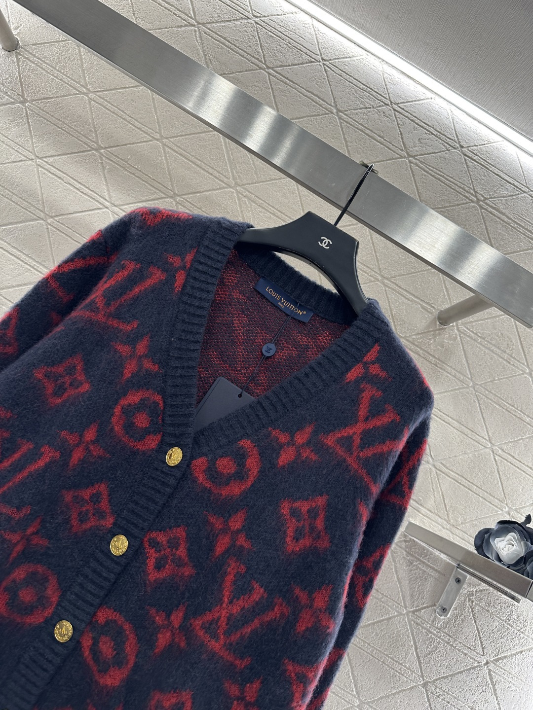 ♥Louis Vuitto*♥2025新品上架 V领提花针织开衫定制YB羊毛纱线织造，质感细腻，穿搭舒适