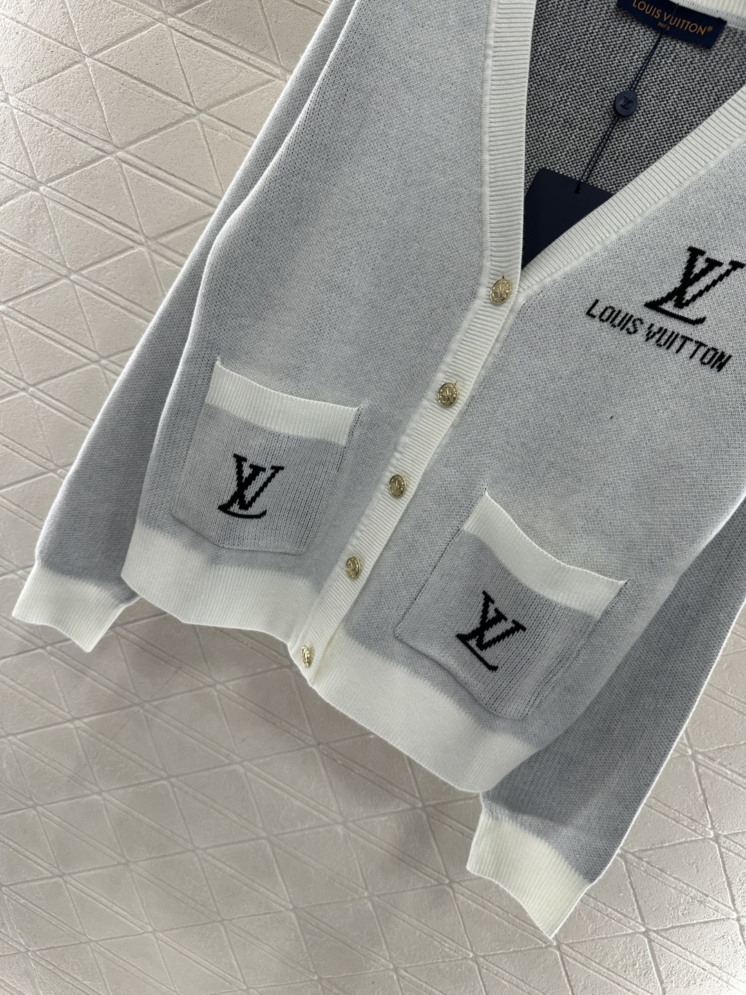 ♥Louis Vuitto*♥2025新品上架 提花字母针织开衫定制YB羊毛纱线织造，质感细腻，穿搭舒适