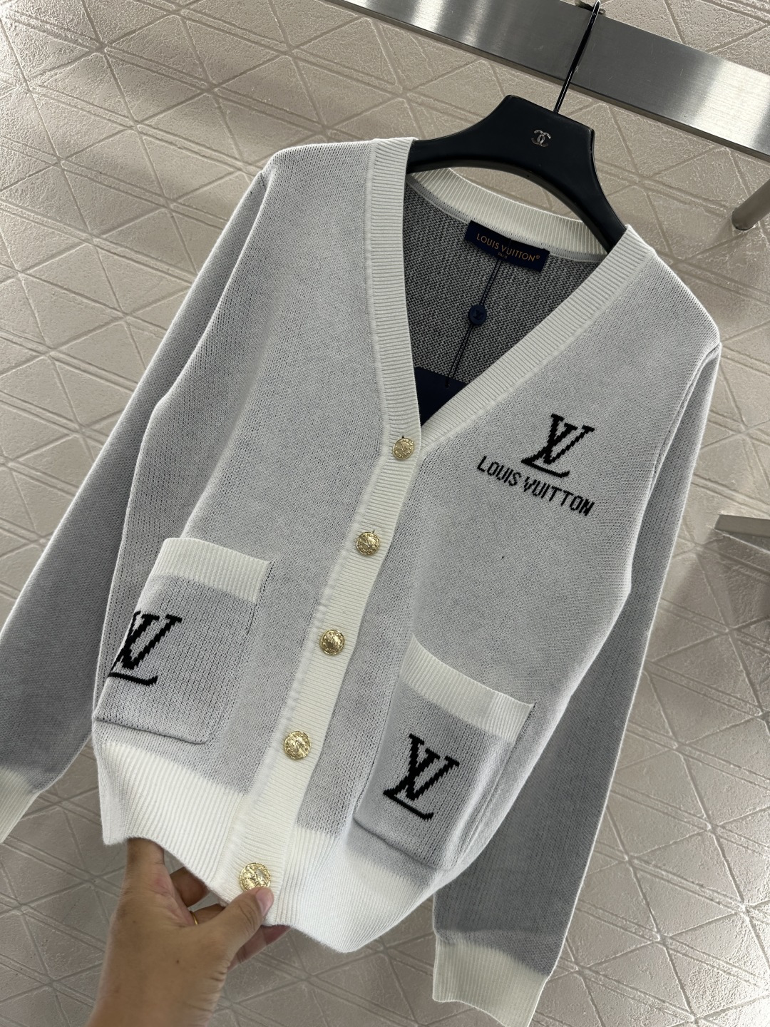 ♥Louis Vuitto*♥2025新品上架 提花字母针织开衫定制YB羊毛纱线织造，质感细腻，穿搭舒适