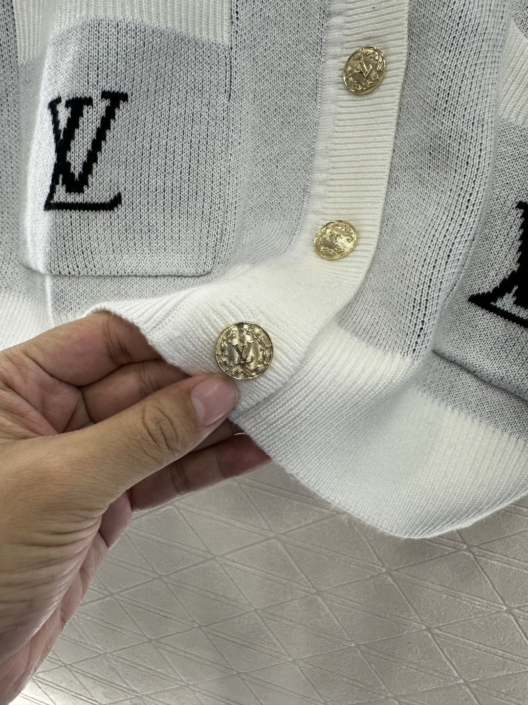 ♥Louis Vuitto*♥2025新品上架 提花字母针织开衫定制YB羊毛纱线织造，质感细腻，穿搭舒适