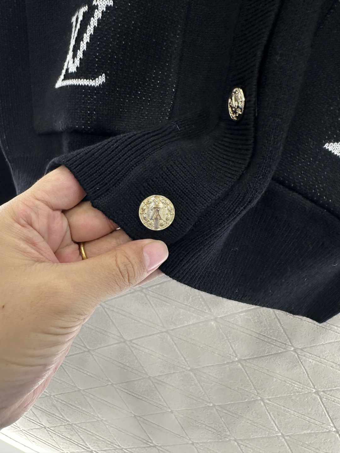 ♥Louis Vuitto*♥2025新品上架 提花字母针织开衫定制YB羊毛纱线织造，质感细腻，穿搭舒适