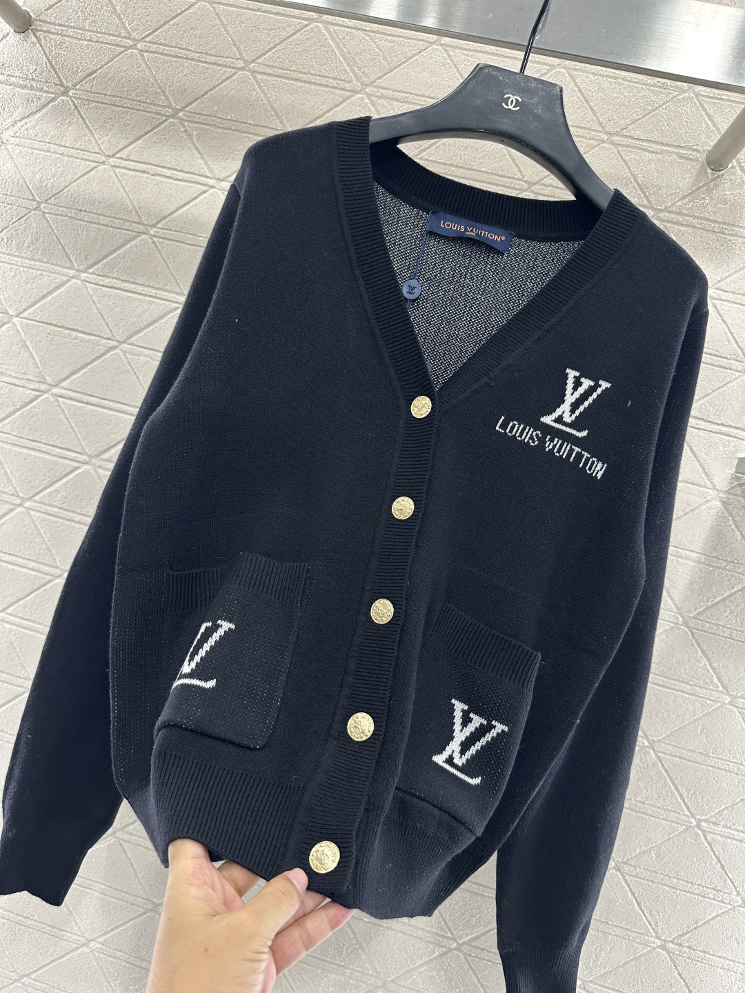 ♥Louis Vuitto*♥2025新品上架 提花字母针织开衫定制YB羊毛纱线织造，质感细腻，穿搭舒适