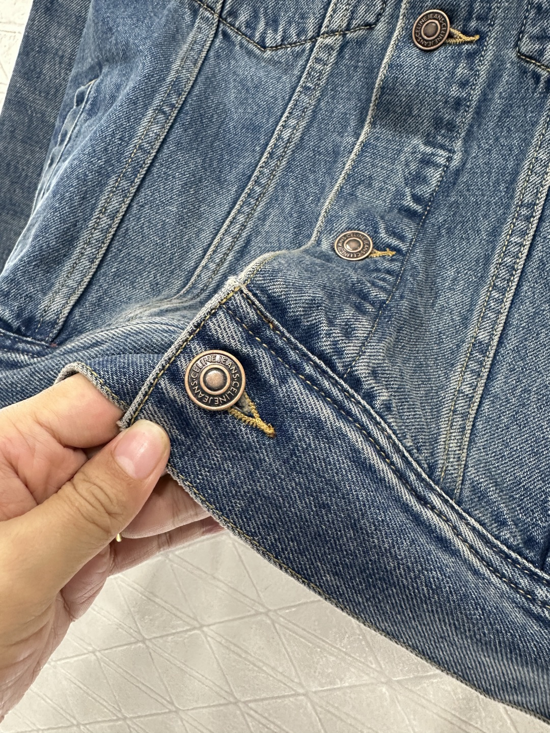 ♥Celin*♥2025新品上架 刺绣花朵牛仔外套定制YB斜纹棉牛仔材质，多重水洗，呈现出挺括质感，翻领