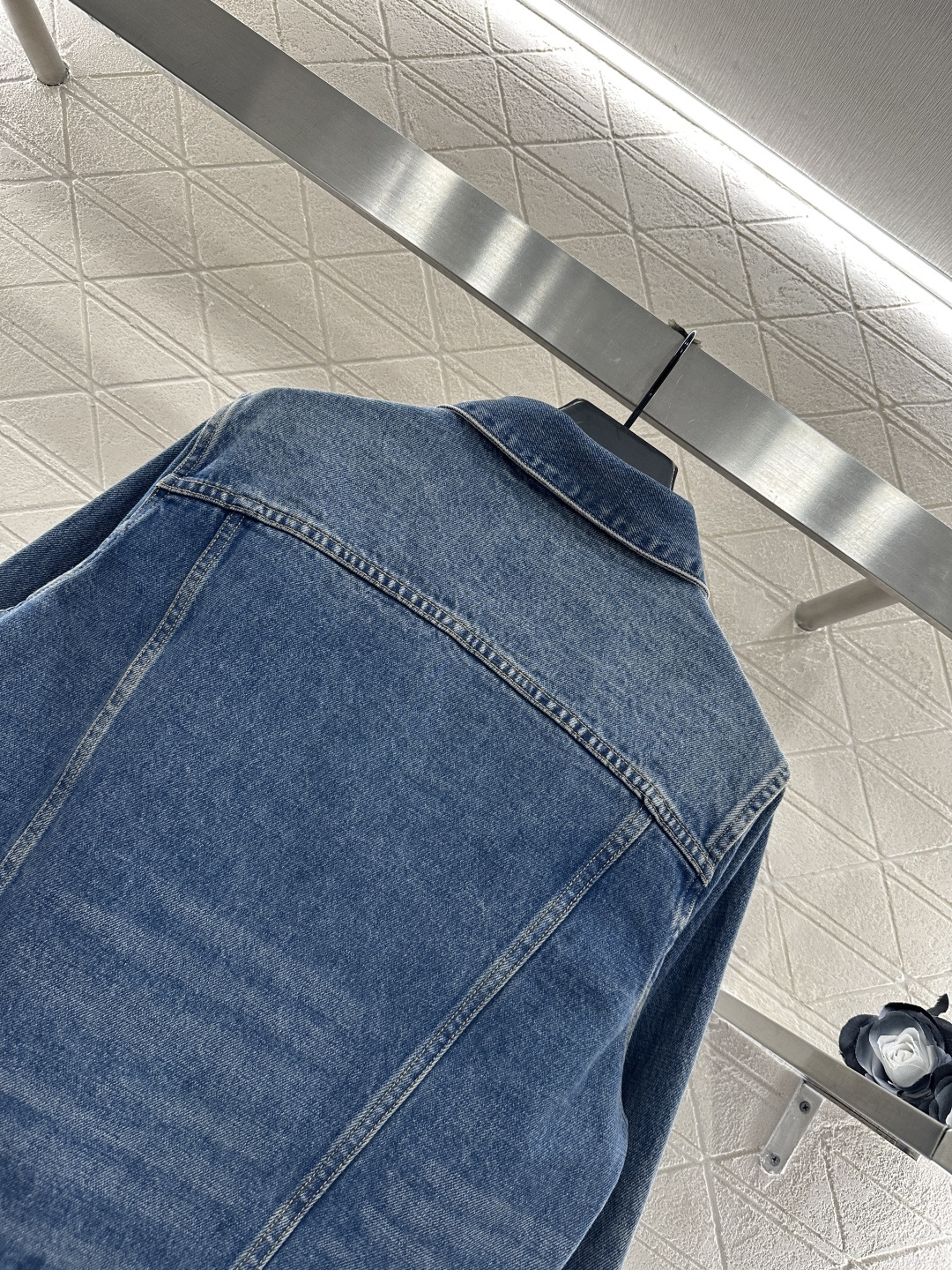 ♥Celin*♥2025新品上架 刺绣花朵牛仔外套定制YB斜纹棉牛仔材质，多重水洗，呈现出挺括质感，翻领