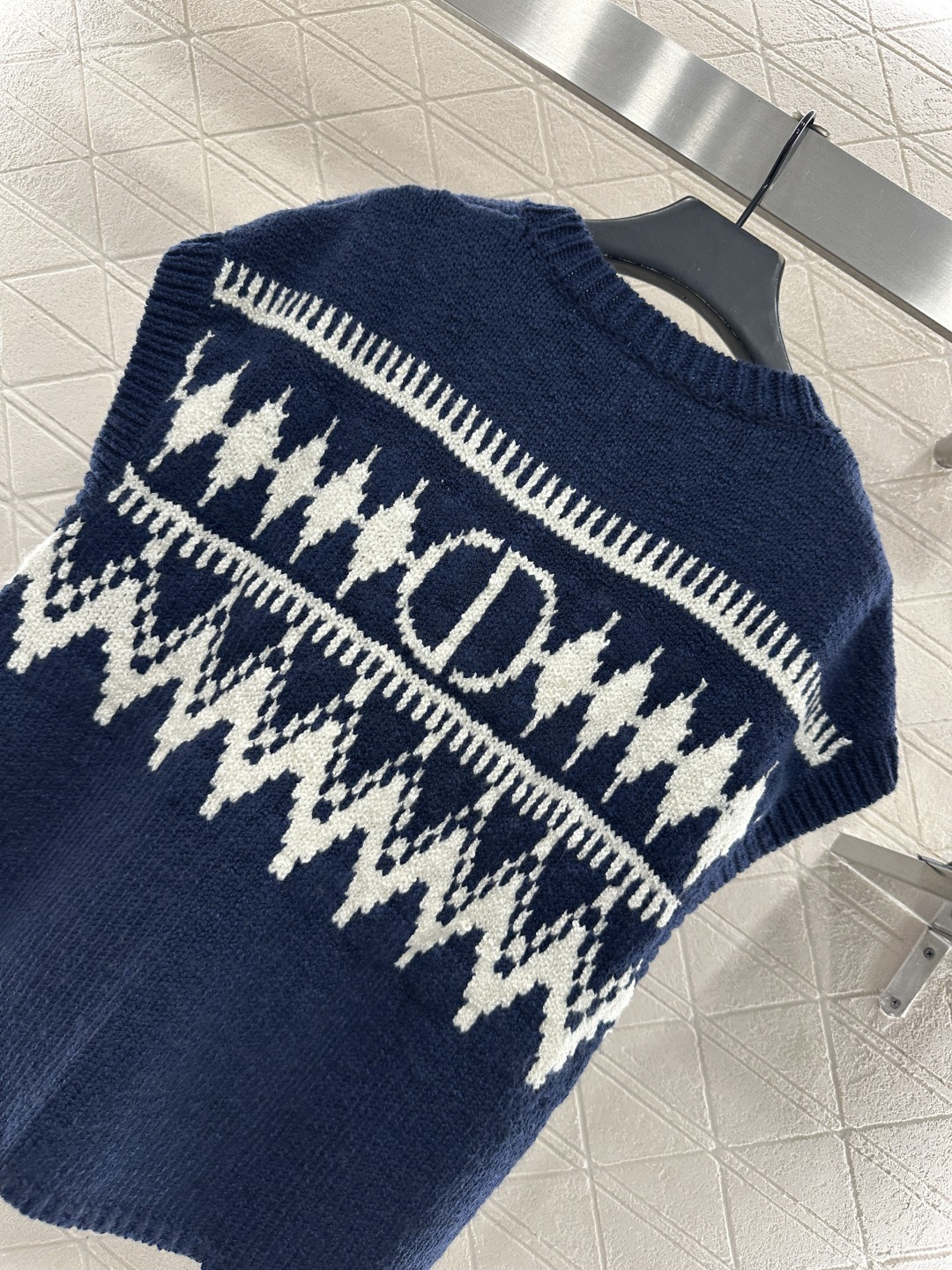 ♥Dio*♥2025新品上架 提花针织马甲定制YB羊绒纱线织造，提花工艺处理，呈现出不同波纹形状，阔袖马