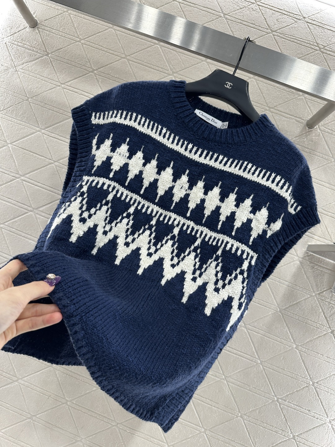 ♥Dio*♥2025新品上架 提花针织马甲定制YB羊绒纱线织造，提花工艺处理，呈现出不同波纹形状，阔袖马