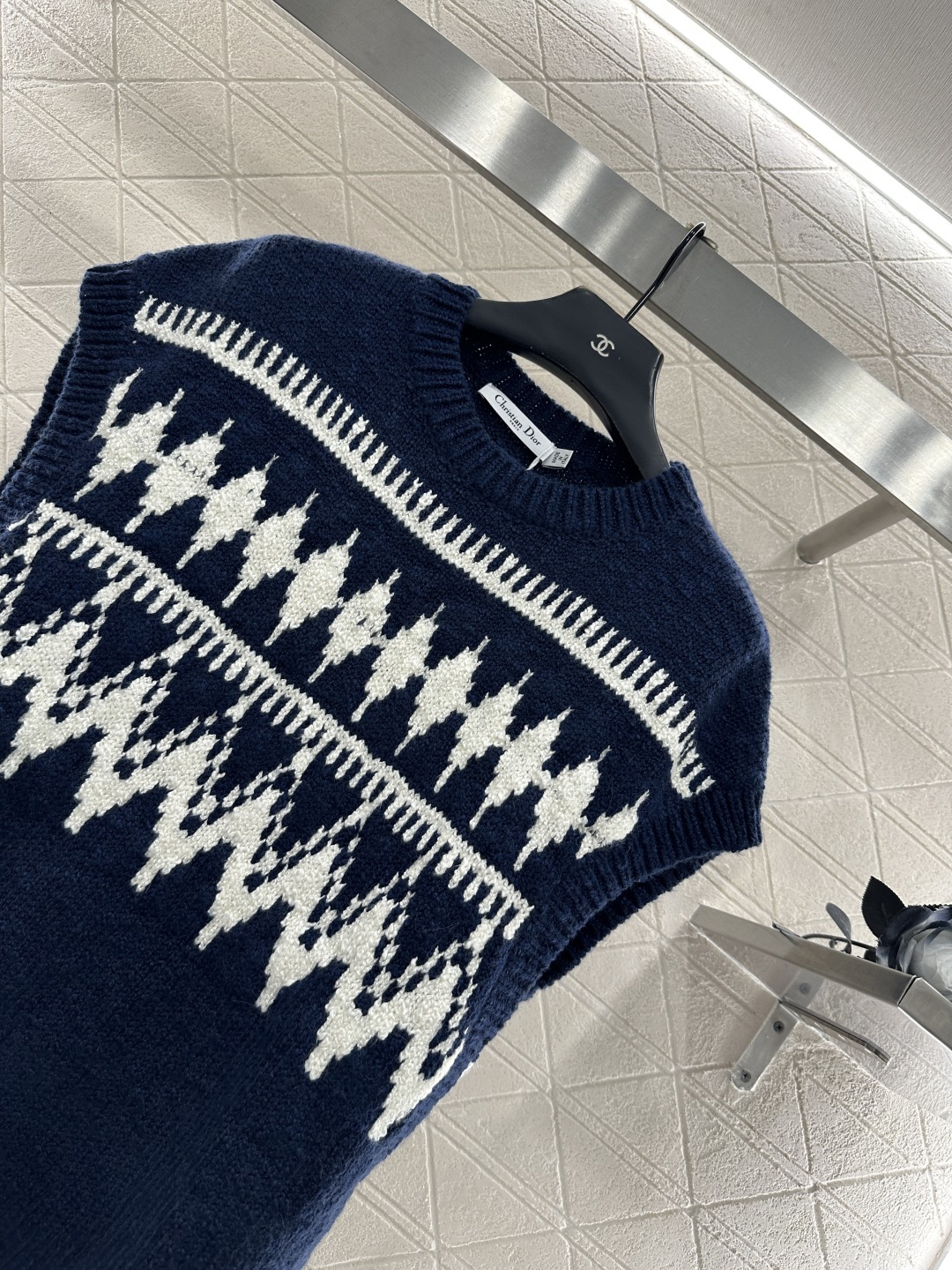 ♥Dio*♥2025新品上架 提花针织马甲定制YB羊绒纱线织造，提花工艺处理，呈现出不同波纹形状，阔袖马