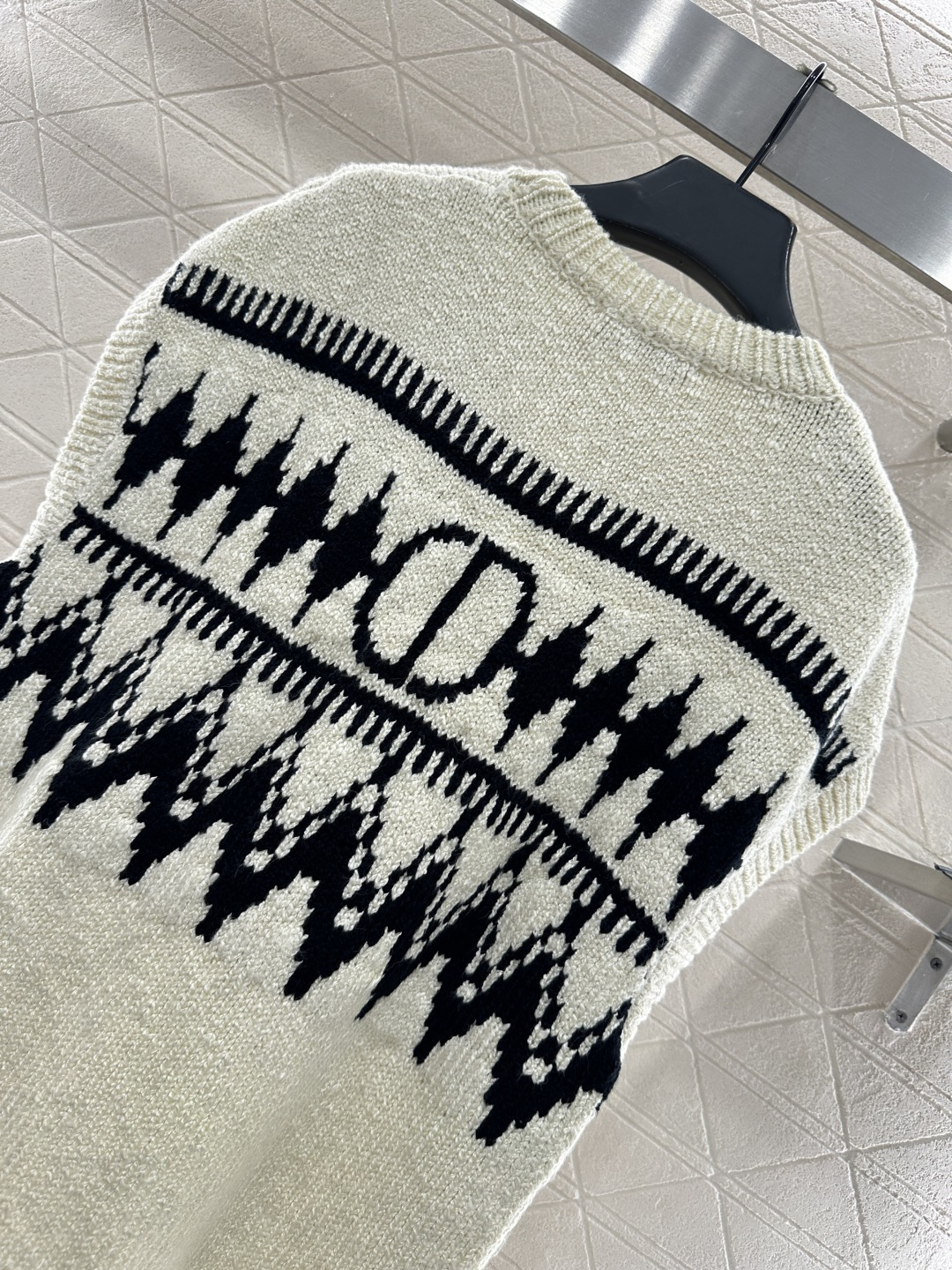 ♥Dio*♥2025新品上架 提花针织马甲定制YB羊绒纱线织造，提花工艺处理，呈现出不同波纹形状，阔袖马