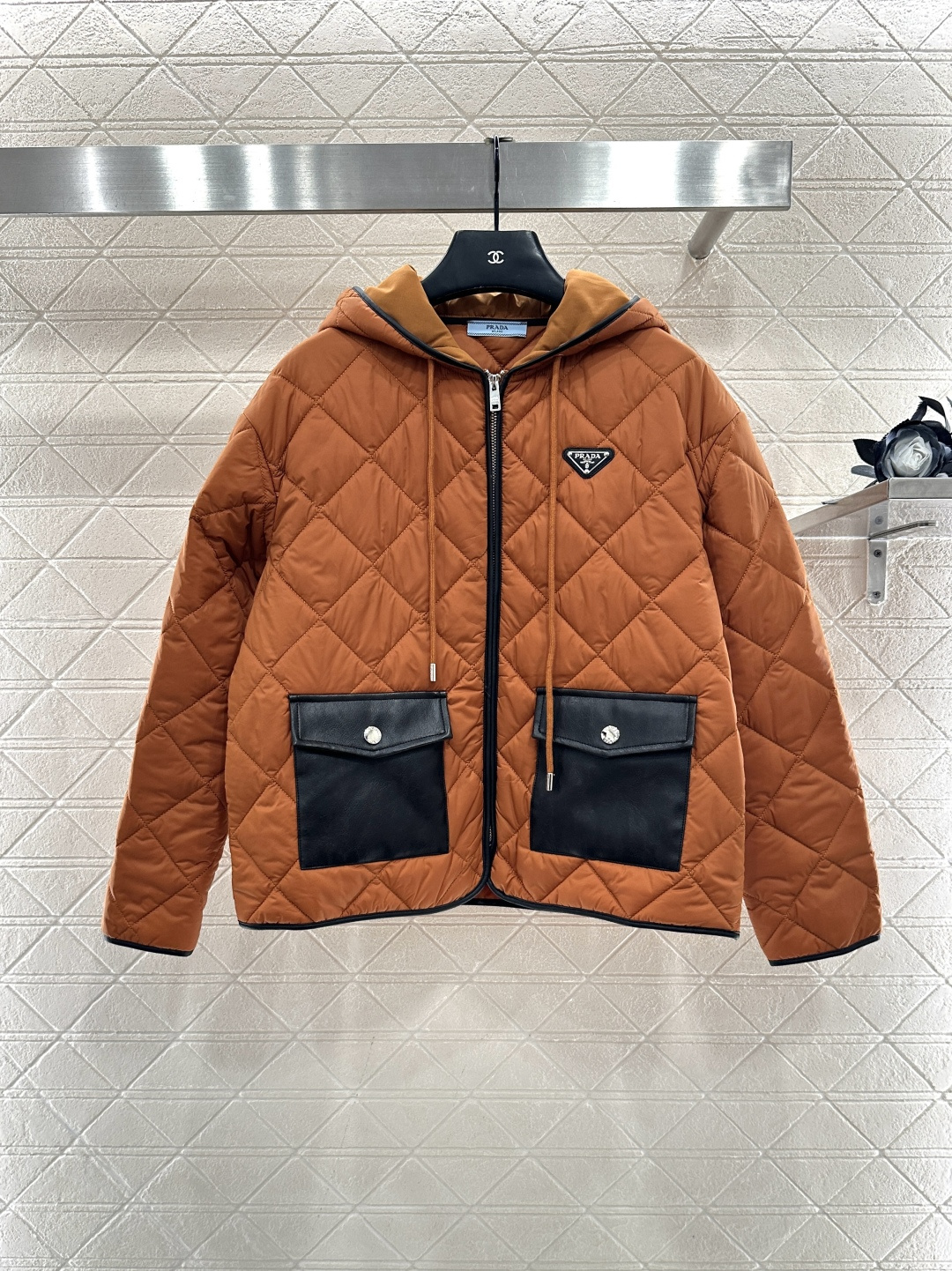 ♥Prad*♥2025新品上架 拼皮口袋连帽棉服外套定制YB进口防风防水尼龙材质，羽绒棉填充内里，整件轻