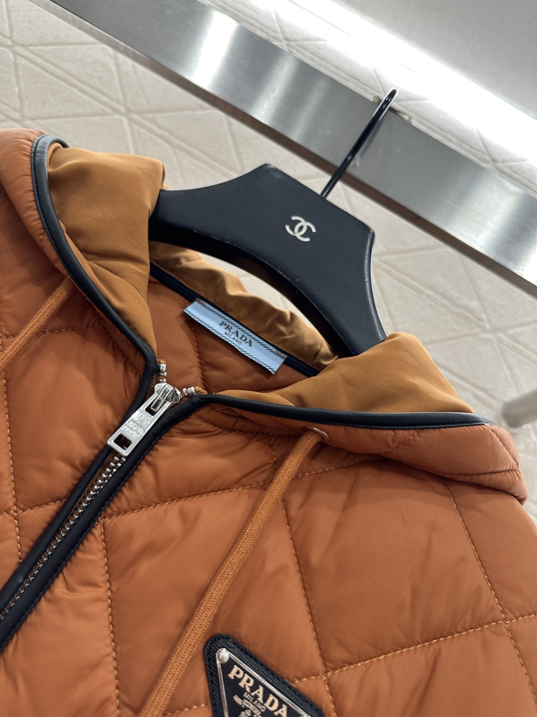 ♥Prad*♥2025新品上架 拼皮口袋连帽棉服外套定制YB进口防风防水尼龙材质，羽绒棉填充内里，整件轻