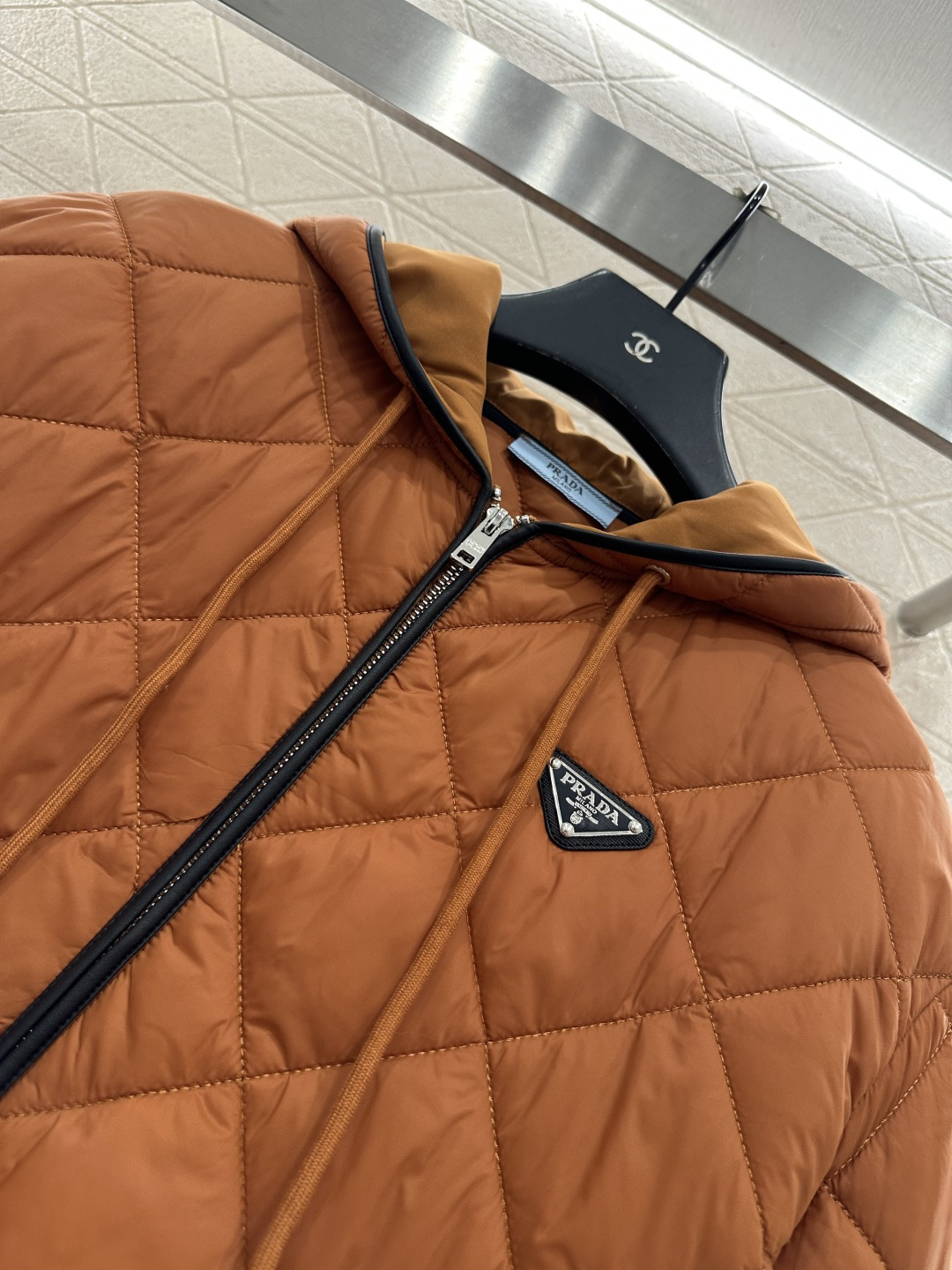 ♥Prad*♥2025新品上架 拼皮口袋连帽棉服外套定制YB进口防风防水尼龙材质，羽绒棉填充内里，整件轻