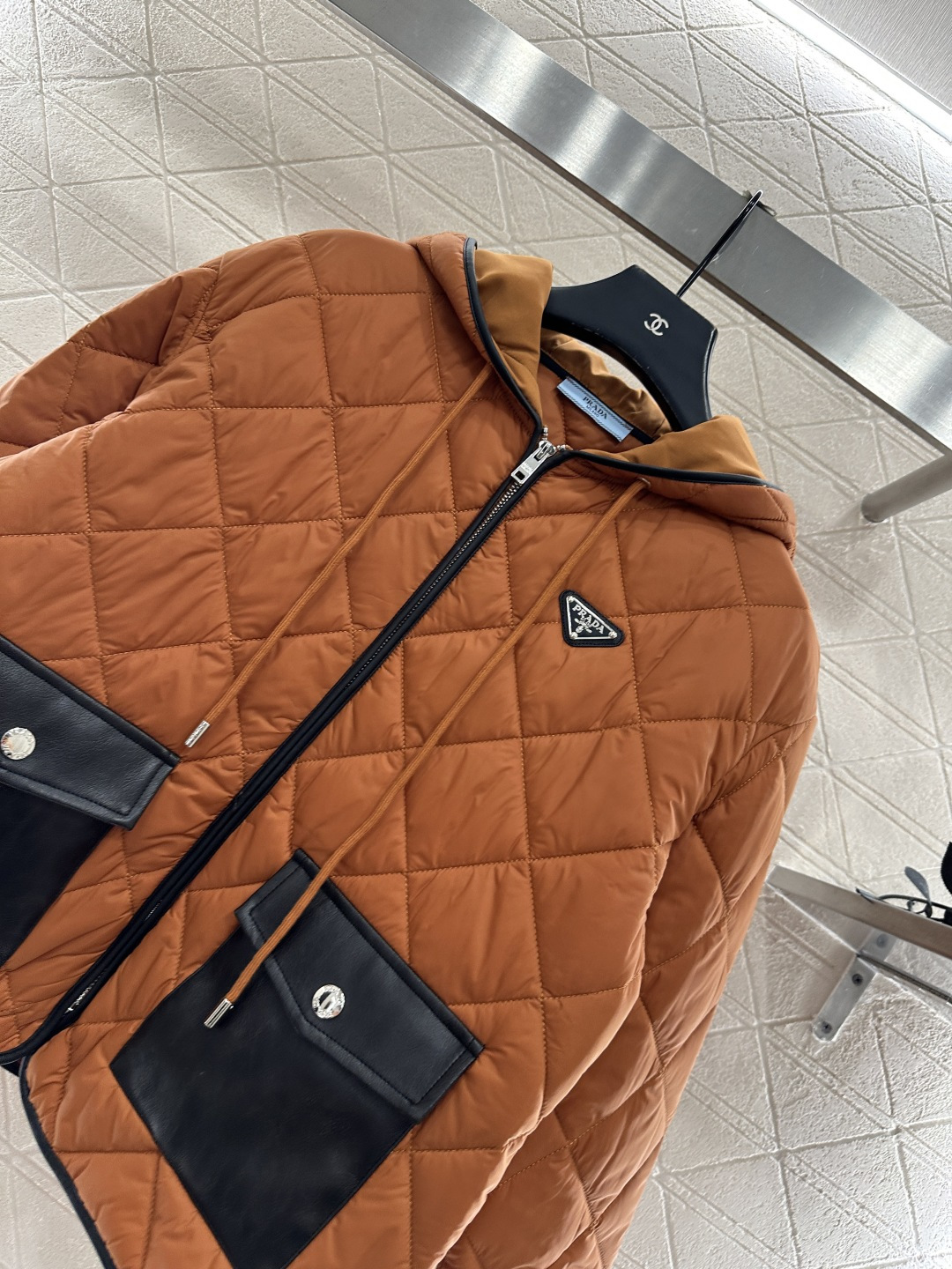 ♥Prad*♥2025新品上架 拼皮口袋连帽棉服外套定制YB进口防风防水尼龙材质，羽绒棉填充内里，整件轻