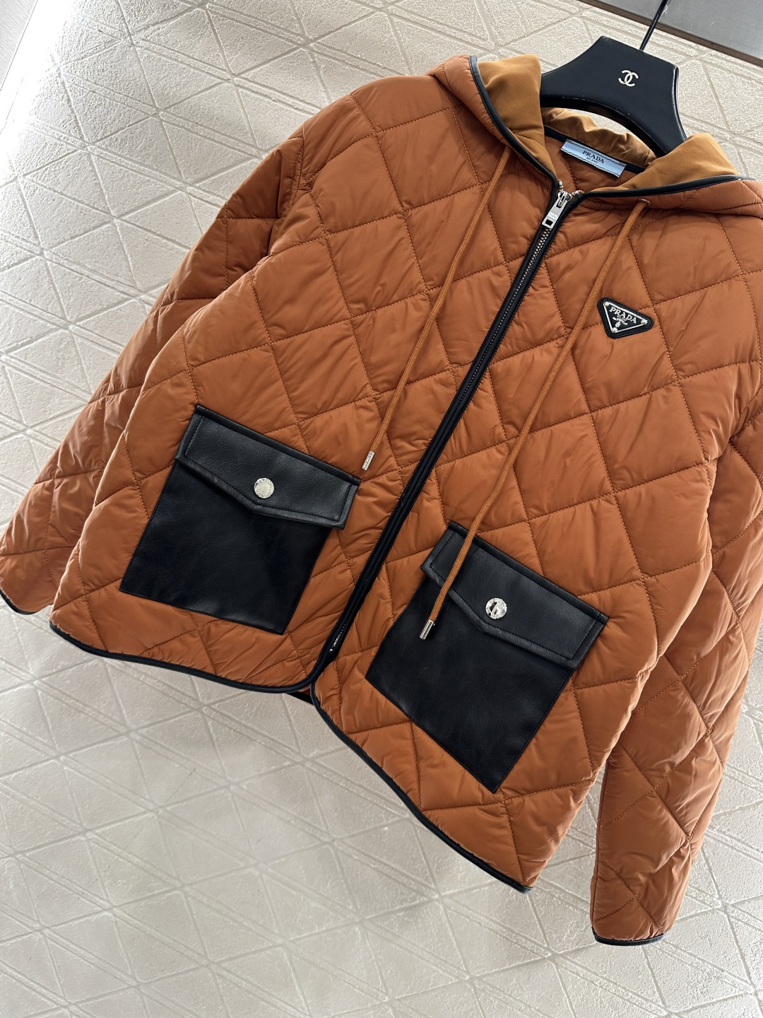 ♥Prad*♥2025新品上架 拼皮口袋连帽棉服外套定制YB进口防风防水尼龙材质，羽绒棉填充内里，整件轻