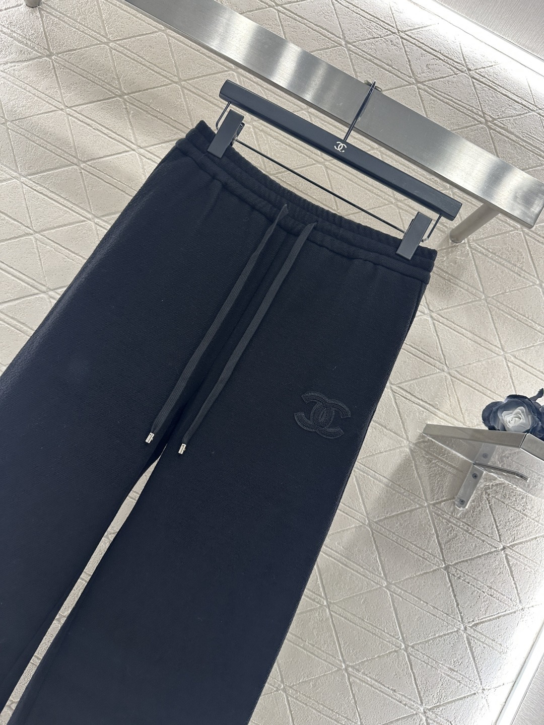 ♥Chane*♥2025新品上架 高腰抽绳阔腿长裤定制YB进口羊毛混纺材质，面料柔软舒适，光泽细腻，高腰