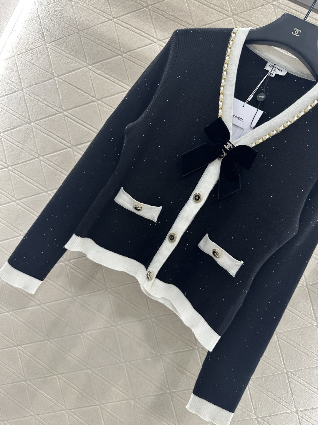 ♥Chane*♥2025新品上架 黑白蝴蝶结针织开衫定制YB羊毛纱线织造，质感光泽，柔软亲肤，V领针织开