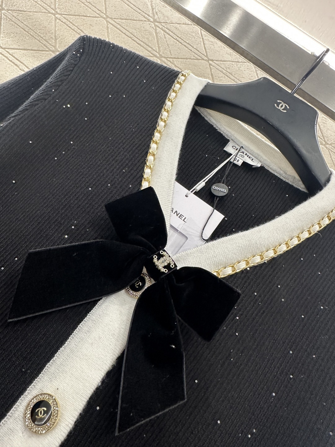 ♥Chane*♥2025新品上架 黑白蝴蝶结针织开衫定制YB羊毛纱线织造，质感光泽，柔软亲肤，V领针织开