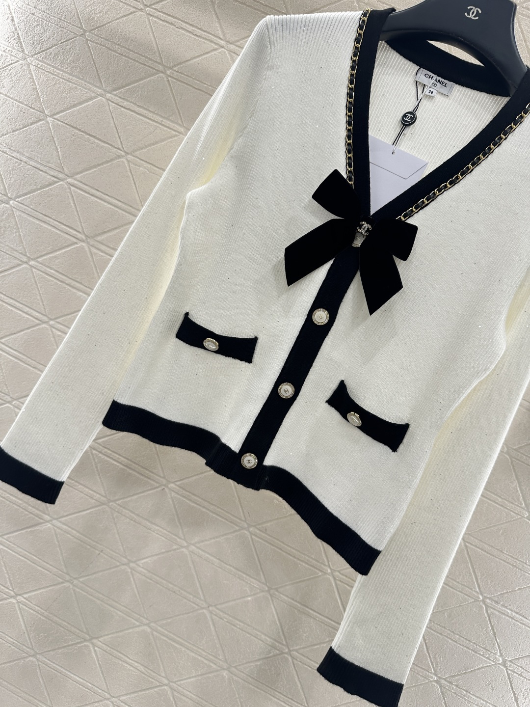 ♥Chane*♥2025新品上架 黑白蝴蝶结针织开衫定制YB羊毛纱线织造，质感光泽，柔软亲肤，V领针织开