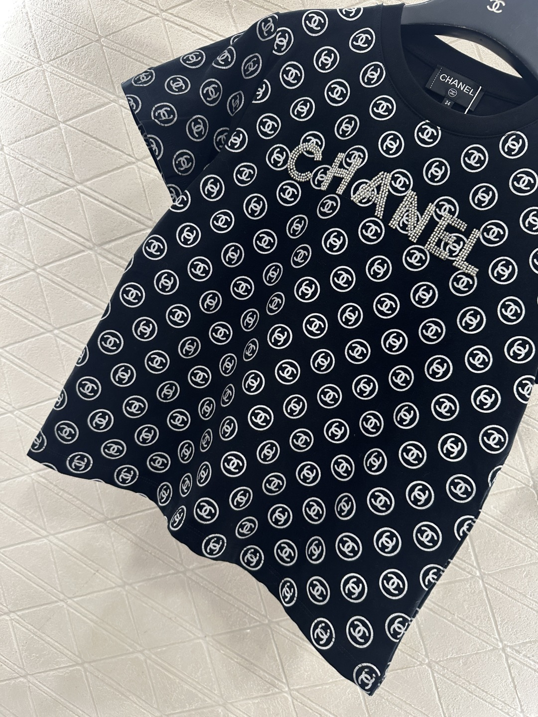 ♥Chane*♥2025新品上架 圆领印花订珠𝑇𝑒𝑒定制YB斜纹全棉材质，质感细腻，弹力舒适，常规圆领短