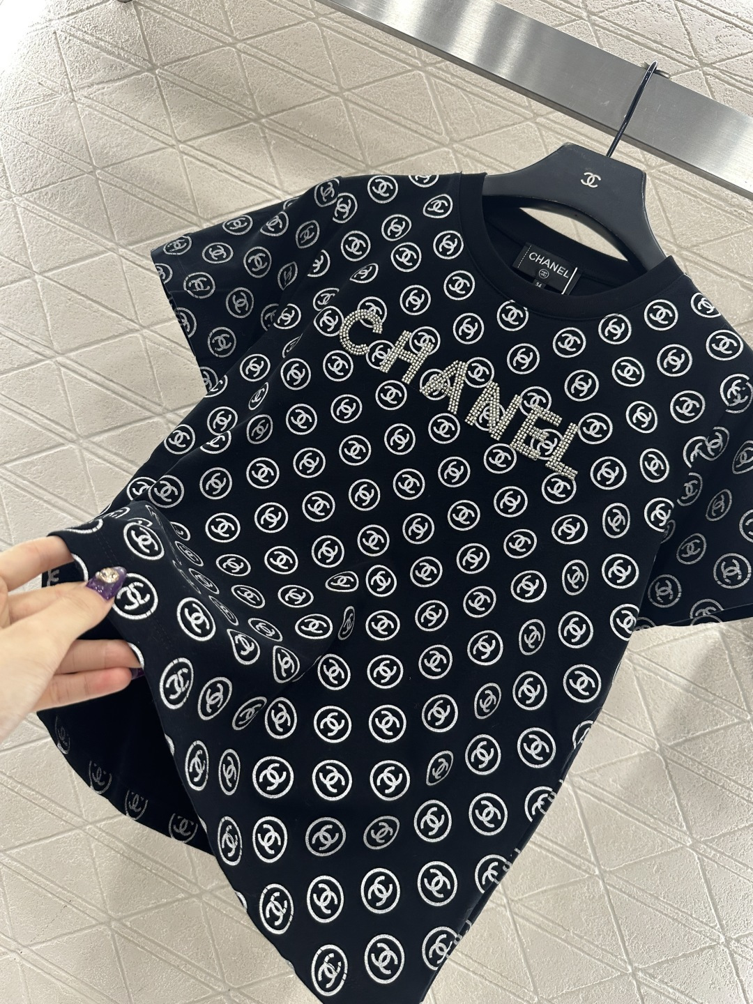 ♥Chane*♥2025新品上架 圆领印花订珠𝑇𝑒𝑒定制YB斜纹全棉材质，质感细腻，弹力舒适，常规圆领短