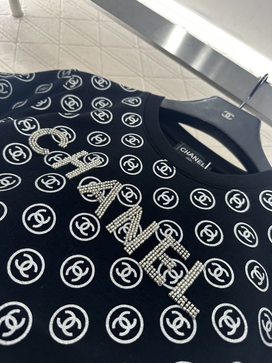 ♥Chane*♥2025新品上架 圆领印花订珠𝑇𝑒𝑒定制YB斜纹全棉材质，质感细腻，弹力舒适，常规圆领短