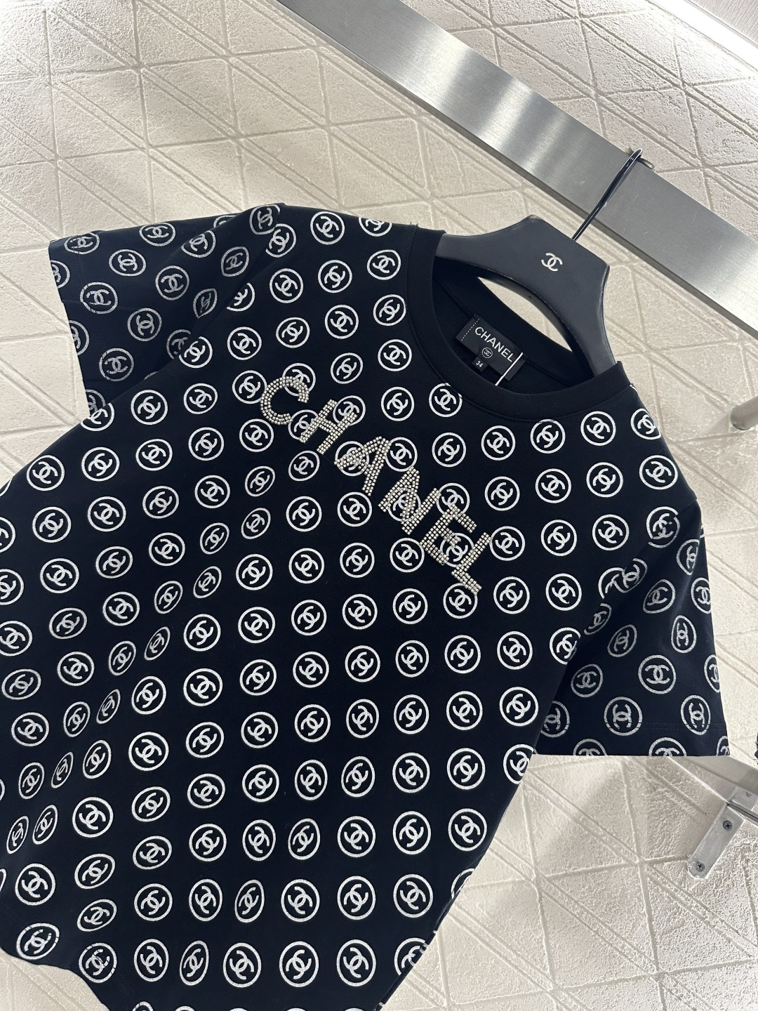 ♥Chane*♥2025新品上架 圆领印花订珠𝑇𝑒𝑒定制YB斜纹全棉材质，质感细腻，弹力舒适，常规圆领短