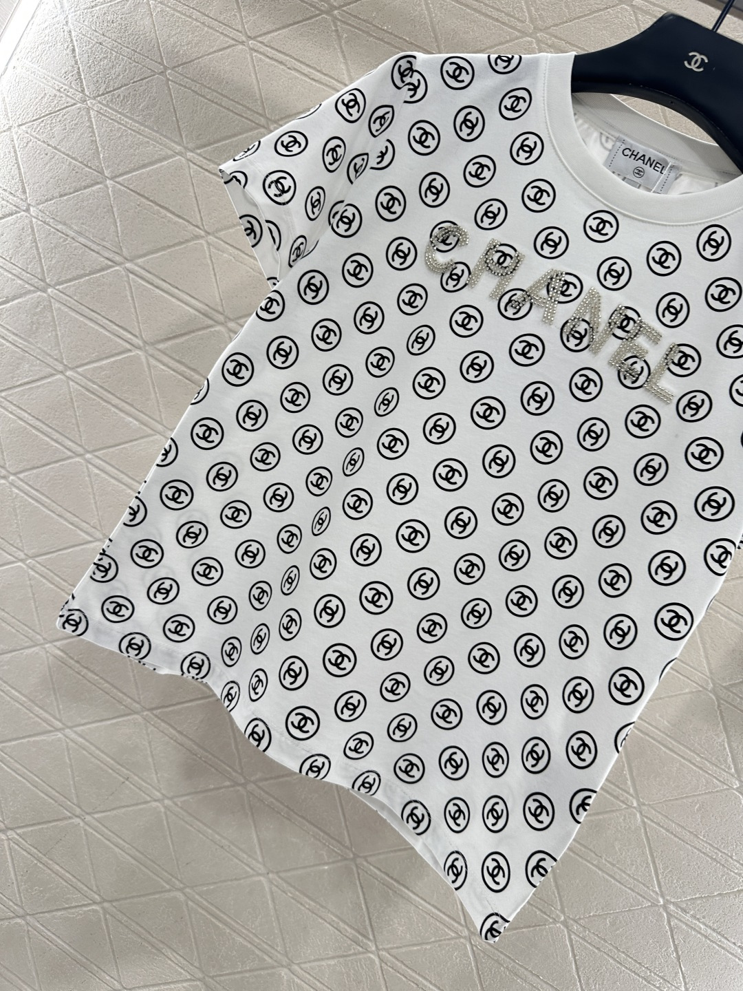 ♥Chane*♥2025新品上架 圆领印花订珠𝑇𝑒𝑒定制YB斜纹全棉材质，质感细腻，弹力舒适，常规圆领短