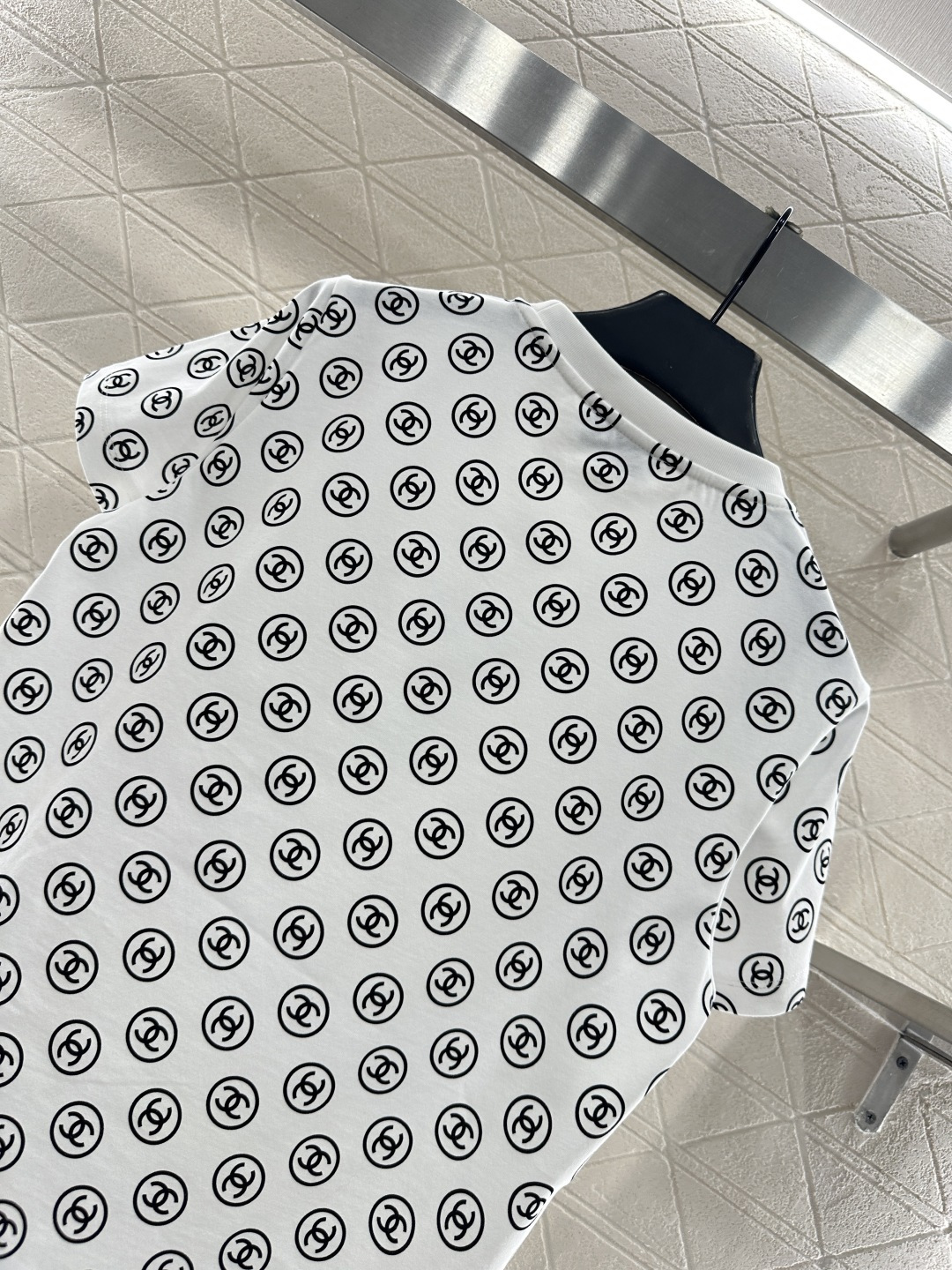 ♥Chane*♥2025新品上架 圆领印花订珠𝑇𝑒𝑒定制YB斜纹全棉材质，质感细腻，弹力舒适，常规圆领短