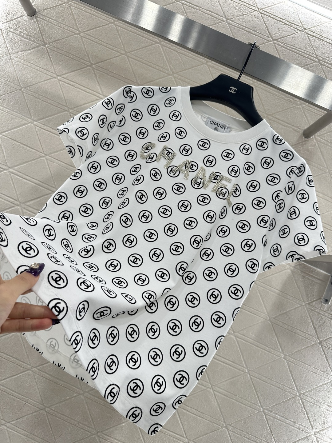 ♥Chane*♥2025新品上架 圆领印花订珠𝑇𝑒𝑒定制YB斜纹全棉材质，质感细腻，弹力舒适，常规圆领短