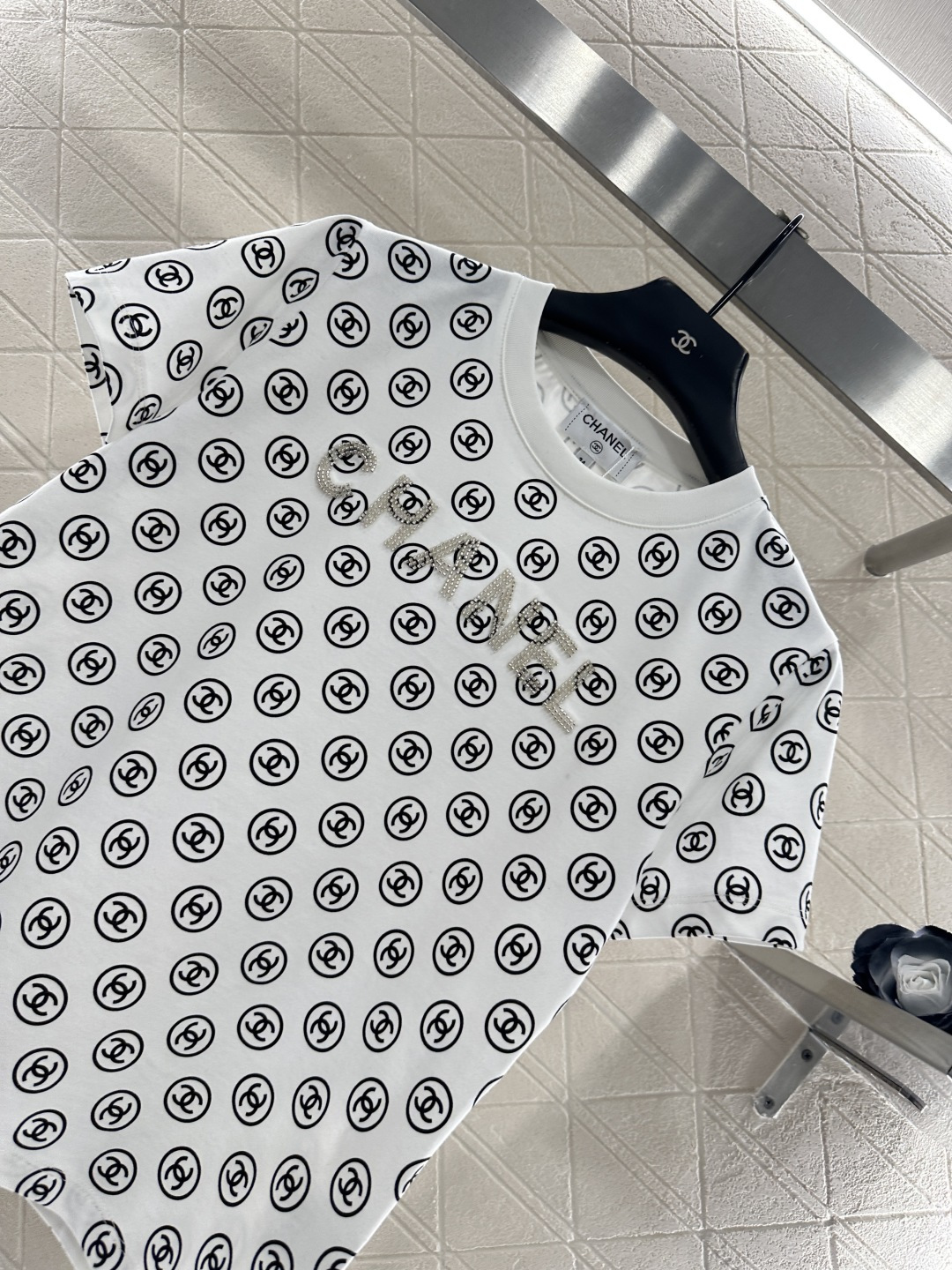 ♥Chane*♥2025新品上架 圆领印花订珠𝑇𝑒𝑒定制YB斜纹全棉材质，质感细腻，弹力舒适，常规圆领短