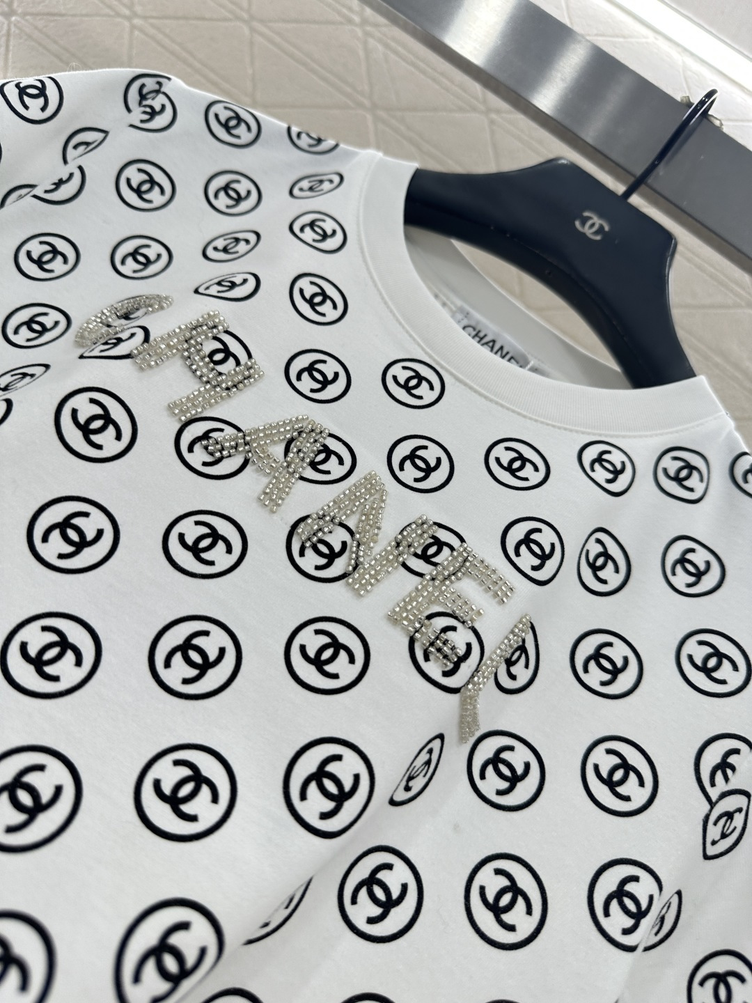 ♥Chane*♥2025新品上架 圆领印花订珠𝑇𝑒𝑒定制YB斜纹全棉材质，质感细腻，弹力舒适，常规圆领短