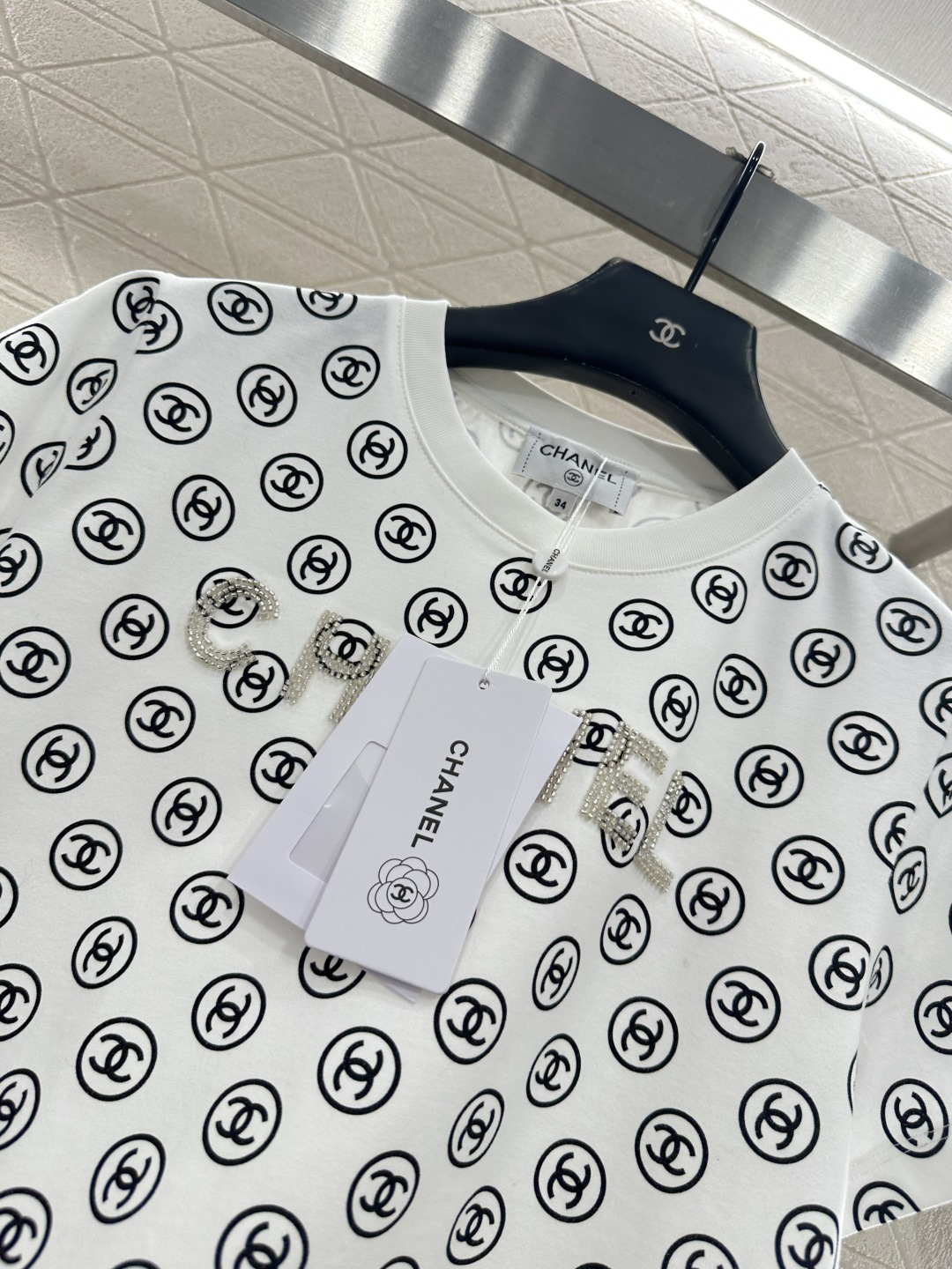♥Chane*♥2025新品上架 圆领印花订珠𝑇𝑒𝑒定制YB斜纹全棉材质，质感细腻，弹力舒适，常规圆领短