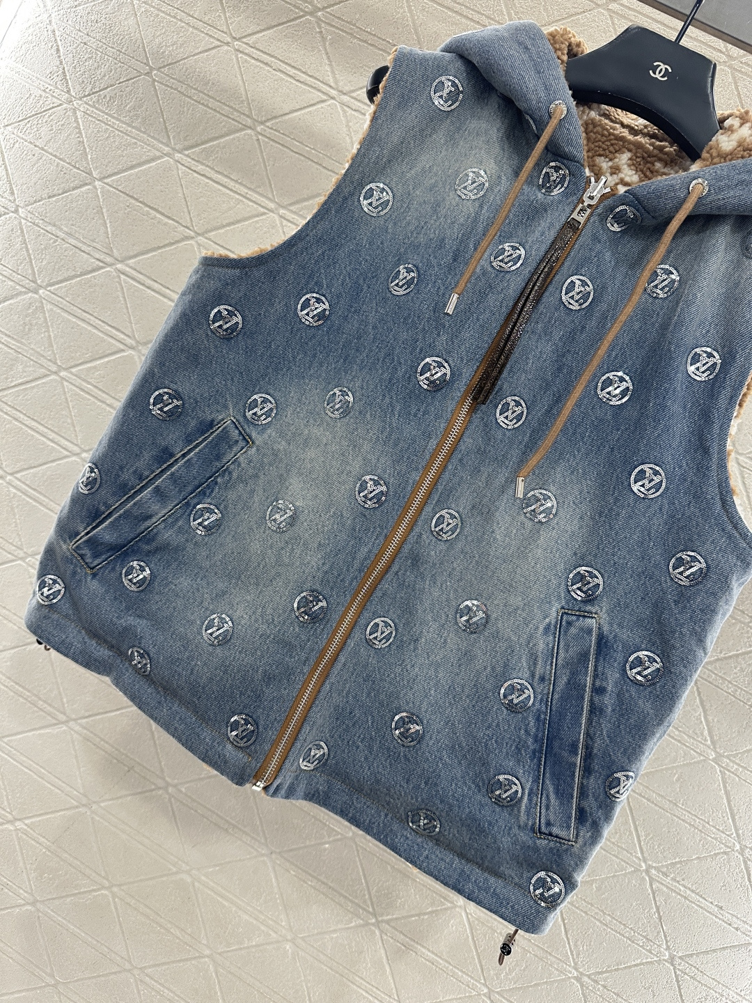 ♥Louis vuitto*♥2025新品上架 两面穿连帽泰迪羊羔马甲定制YB斜纹棉牛仔➕泰迪羊羔绒材质