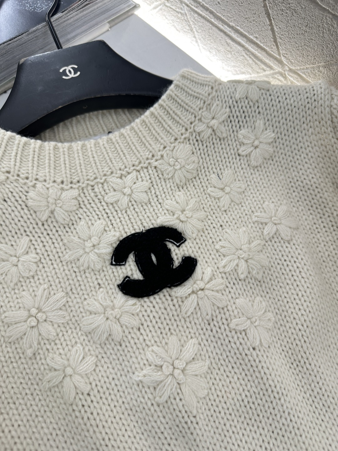 ♥Chane*♥2025新品上架 套头钩花针织毛衣定制YB羊毛纱线织造，质感高级，舒适柔软，螺纹圆领毛衣