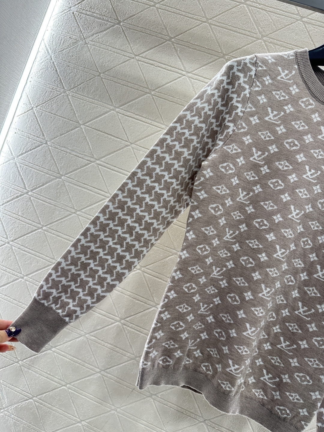 ♥Louis vuitto*♥2025新品上架 提花圆领长袖毛衣定制YB羊毛针织材质，质感高级，舒适柔软